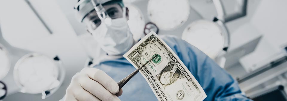 OP-Arzt mit Geldschein
